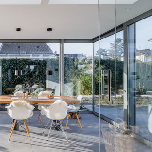 Modernes Esszimmer mit grauem Boden in Frankfurt am Main