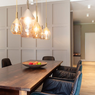 Mittelgroße Moderne Wohnküche ohne Kamin mit beiger Wandfarbe, hellem Holzboden und beigem Boden in Hamburg