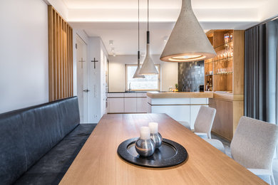 This is an example of a contemporary dining room in Munich.