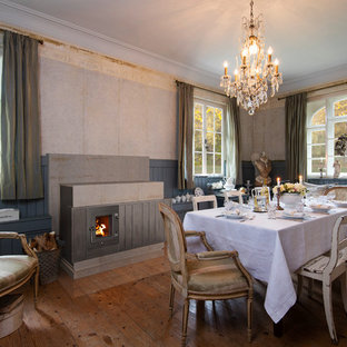 Geschlossenes, Mittelgroßes Shabby-Chic-Style Esszimmer mit beiger Wandfarbe, gebeiztem Holzboden, Kamin und Kaminumrandung aus Metall in Hannover