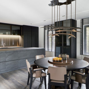 Moderne Wohnküche mit weißer Wandfarbe und grauem Boden in Düsseldorf