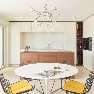 Mittelgroße Moderne Wohnküche ohne Kamin mit weißer Wandfarbe, Marmorboden und beigem Boden in Stuttgart