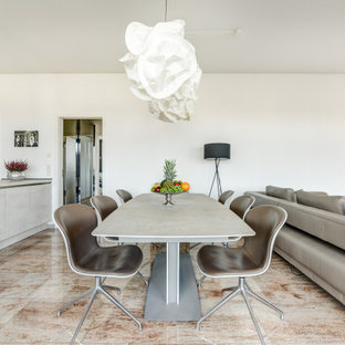 Offenes Modernes Esszimmer mit weißer Wandfarbe und beigem Boden in Hamburg