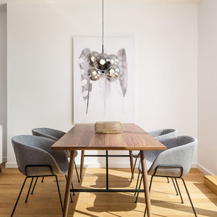 Offenes, Kleines Modernes Esszimmer ohne Kamin mit weißer Wandfarbe, hellem Holzboden und beigem Boden in München