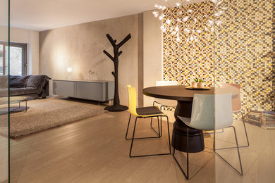 Offenes, Mittelgroßes Modernes Esszimmer ohne Kamin mit brauner Wandfarbe, braunem Holzboden und braunem Boden in Köln