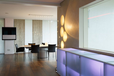 Offenes, Großes Modernes Esszimmer mit grauer Wandfarbe, Laminat und braunem Boden in Hamburg