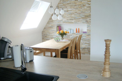 Mittelgroße Moderne Wohnküche mit beiger Wandfarbe in Sonstige