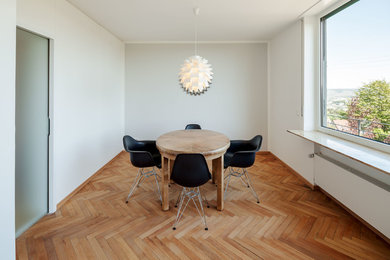 Offenes, Geräumiges Esszimmer mit braunem Holzboden und braunem Boden in Stuttgart
