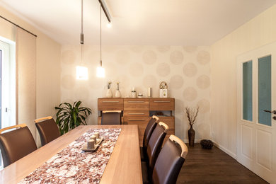 Diseño de comedor de estilo de casa de campo de tamaño medio abierto con paredes beige, suelo vinílico y suelo marrón