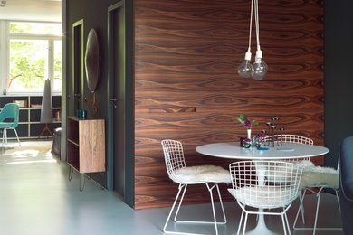 Foto di una sala da pranzo aperta verso la cucina minimalista di medie dimensioni con pavimento in linoleum, pavimento bianco e pareti blu