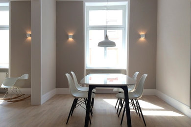 Foto de comedor actual de tamaño medio abierto sin chimenea con paredes beige y suelo de madera en tonos medios