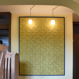 Immagine di una sala da pranzo costiera con pareti gialle, pavimento in gres porcellanato e pavimento grigio