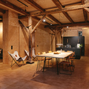 Industrial Esszimmer mit brauner Wandfarbe und braunem Boden in Nürnberg