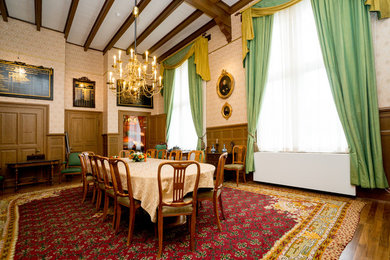 Offenes, Mittelgroßes Klassisches Esszimmer ohne Kamin mit brauner Wandfarbe, braunem Holzboden und braunem Boden in Sonstige
