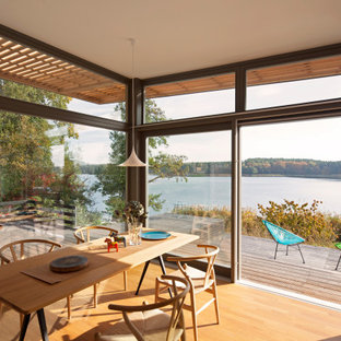 Modernes Esszimmer mit braunem Holzboden und braunem Boden in Berlin