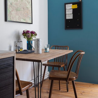 Kleines Modernes Esszimmer ohne Kamin mit weißer Wandfarbe, braunem Holzboden und beigem Boden in Berlin