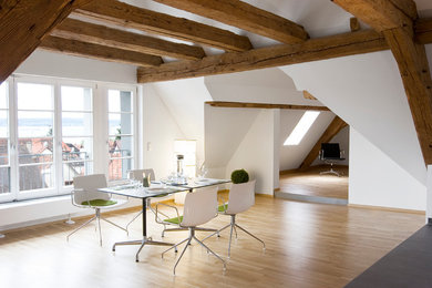 Diseño de comedor contemporáneo grande abierto con paredes blancas y suelo de madera clara
