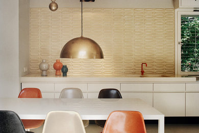 This is an example of a contemporary dining room in Berlin.