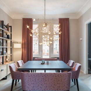 Geschlossenes, Großes Klassisches Esszimmer ohne Kamin mit beiger Wandfarbe, beigem Boden und hellem Holzboden in Berlin
