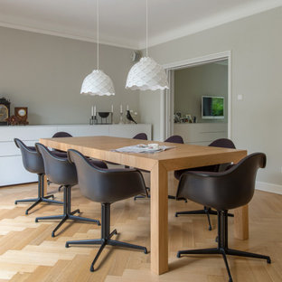 Modernes Esszimmer mit grauer Wandfarbe, hellem Holzboden und beigem Boden in Hamburg
