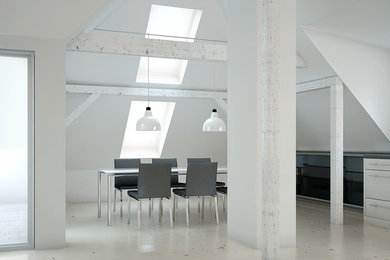 Modernes Esszimmer mit weißer Wandfarbe und gebeiztem Holzboden in Stuttgart