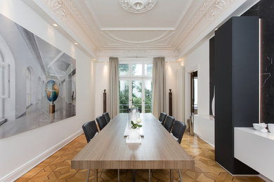Idee per una sala da pranzo aperta verso il soggiorno design di medie dimensioni con pareti bianche, pavimento in legno massello medio e pavimento marrone