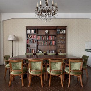 Geschlossenes, Mittelgroßes Klassisches Esszimmer ohne Kamin mit weißer Wandfarbe, dunklem Holzboden und braunem Boden in Berlin
