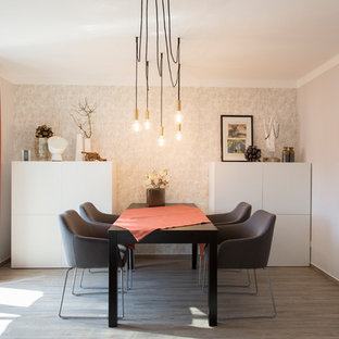 Mittelgroßes Modernes Esszimmer ohne Kamin mit grauer Wandfarbe und braunem Holzboden in Nürnberg