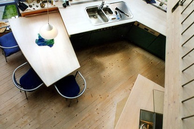 Modernes Esszimmer mit braunem Holzboden in Frankfurt am Main