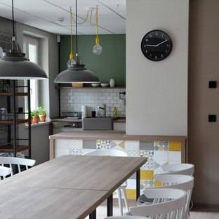 Idee per una sala da pranzo aperta verso la cucina industriale di medie dimensioni con pareti grigie, pavimento in linoleum e pavimento beige