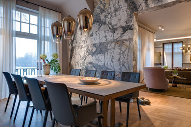 Offenes, Mittelgroßes Modernes Esszimmer ohne Kamin mit braunem Holzboden und braunem Boden in Berlin