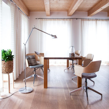 Wohnzimmer mit Holzbalkendecke und moderenem Esstisch