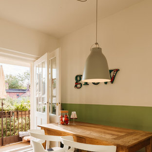 Kleine Moderne Wohnküche ohne Kamin mit weißer Wandfarbe und grauem Boden in München