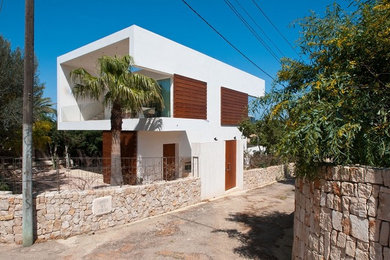マヨルカ島にある地中海スタイルのおしゃれな家の外観の写真