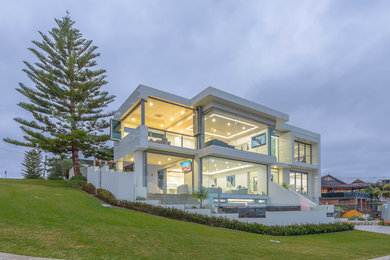 Modelo de fachada de casa blanca contemporánea de dos plantas con revestimiento de vidrio y tejado plano