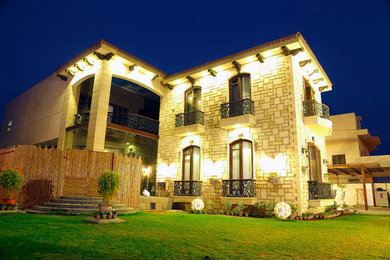 他の地域にあるお手頃価格の地中海スタイルのおしゃれな家の外観 (石材サイディング) の写真