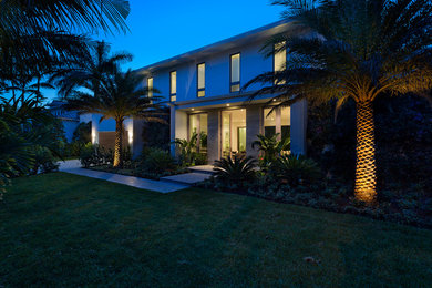 Diseño de fachada de casa blanca minimalista de dos plantas con revestimientos combinados, tejado plano y tejado de varios materiales