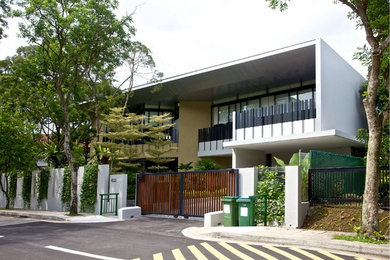 シンガポールにあるコンテンポラリースタイルのおしゃれな白い家の写真