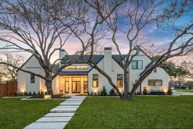 На фото: большой, двухэтажный, белый частный загородный дом в стиле модернизм с облицовкой из цементной штукатурки, двускатной крышей и крышей из смешанных материалов