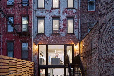 ニューヨークにあるコンテンポラリースタイルのおしゃれな家の外観の写真