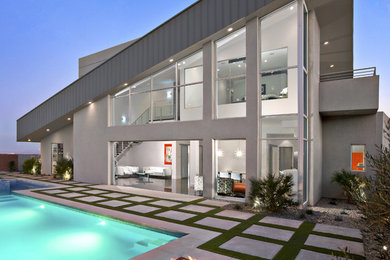 ラスベガスにあるコンテンポラリースタイルのおしゃれな家の外観 (メタルサイディング) の写真