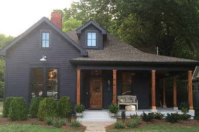 Idées déco pour une grande façade de maison noire éclectique en bois à un étage avec un toit à deux pans.