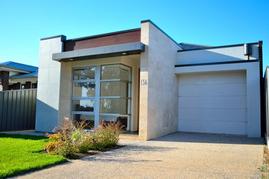 Ejemplo de fachada de casa multicolor actual pequeña de una planta con tejado de metal