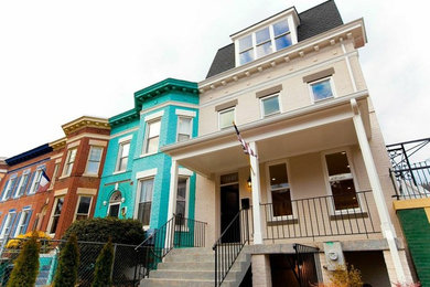 ワシントンD.C.にあるトラディショナルスタイルのおしゃれな家の外観 (レンガサイディング) の写真