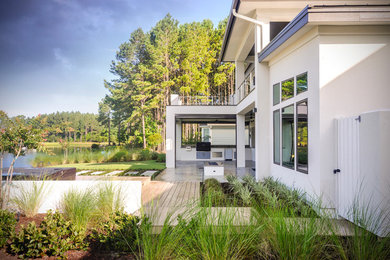 Mittelgroßes, Einstöckiges Modernes Einfamilienhaus mit Putzfassade, weißer Fassadenfarbe, Walmdach und Blechdach in Atlanta