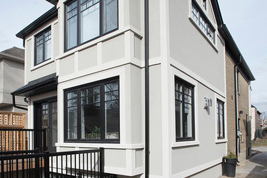 トロントにあるトラディショナルスタイルのおしゃれな家の外観 (漆喰サイディング) の写真