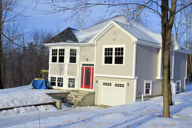 Foto de fachada de casa gris actual de tamaño medio a niveles con revestimiento de vinilo, tejado a dos aguas y tejado de teja de madera