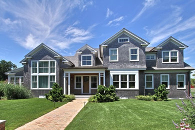 Idées déco pour une grande façade de maison grise classique en bois à un étage avec un toit à deux pans et un toit en shingle.