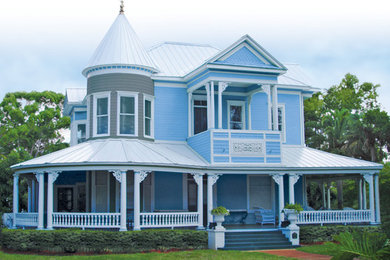 Diseño de fachada azul contemporánea de tamaño medio de dos plantas con revestimiento de madera y tejado a cuatro aguas