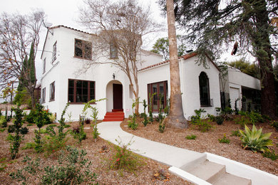 Mittelgroßes, Zweistöckiges Mediterranes Einfamilienhaus mit Putzfassade, weißer Fassadenfarbe, Satteldach und Ziegeldach in Los Angeles